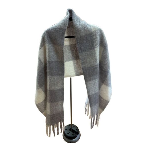 Steve Madden Gray and Off White Plaid Oversized Scarf Plaid Grid Fringed Tassel - Picture 5 of 6